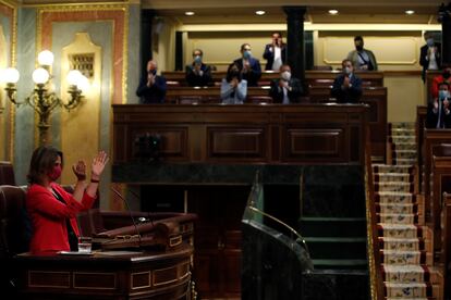 La ministra de Transición Ecológica, Teresa Ribera es aplaudida tras su intervención en el debate de la ley de Cambio Climático en el Congreso este jueves.