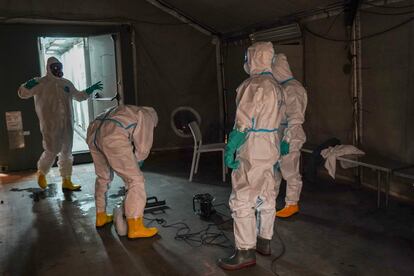 Militares de la UME desinfectan las duchas del albergue de Ifema, este miércoles.