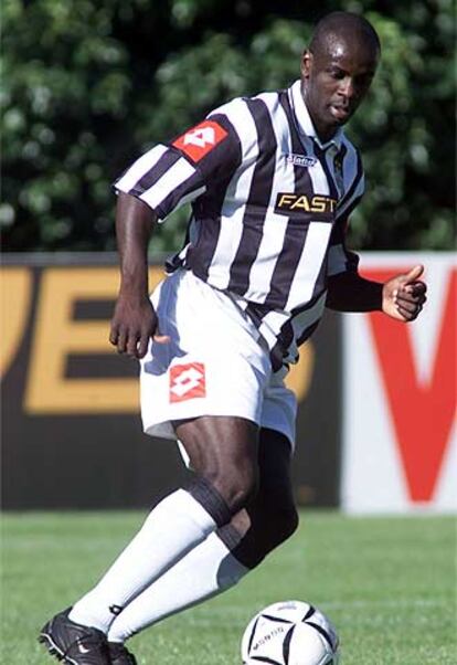 El francés Thuram con la camiseta del Juventus.