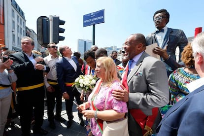 El alcalde inaugura la plaza con el nombre de Lumumba en Bruselas, el sábado 30 de junio.