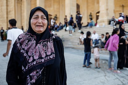 Una mujer lloraba este sábado la muerte del líder de Hezbolá, Hasan Nasralá, en Beirut.