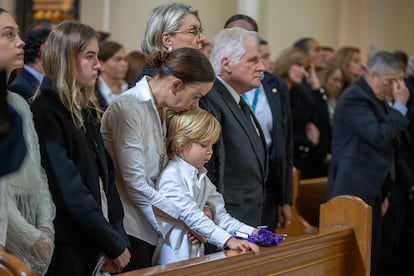 Claudia Tarazona, esposa de Miguel Uribe, durante el funeral público del senador fallecido, en Bogotá, el 13 de agosto.