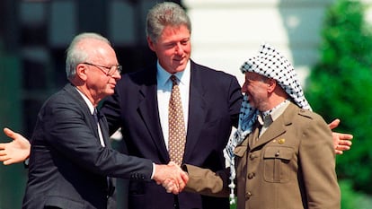 Firma de los Acuerdos de Oslo en 1993 entre el primer ministro israel, Isaac Rabin, y el lder palestino Yasir Arafat. En el centro de la foto, el presidente de EE UU, Bill Clinton.