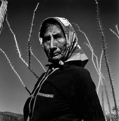 Retrato en el desierto de Sonora. México, 1979. Hoy, Graciela Iturbide es una de las más importantes e influyentes fotógrafas de América Latina.