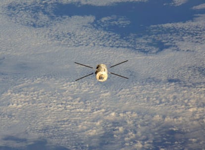 El ATV <i>Julio Verne</i> fotografiado desde la Estación Espacial Internacional, con el fondo de nubes de la Tierra.