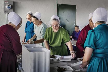 Las mujeres preparan la comida. Las congregaciones amish y menonitas son patriarcales. Ellas, como amas de casa, acatan los papeles más tradicionales.