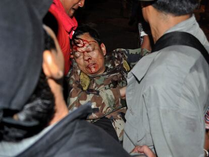 Khattiya SawaSdiphol, jefe militar de los <i>camisas rojas, </i>es atendido tras ser herido de un disparo.