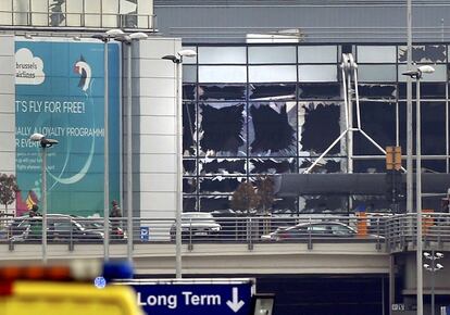 Cristales rotos en el hall del aeropuerto de Zaventem en Bruselas (Bélgica), el 22 de marzo de 2016.