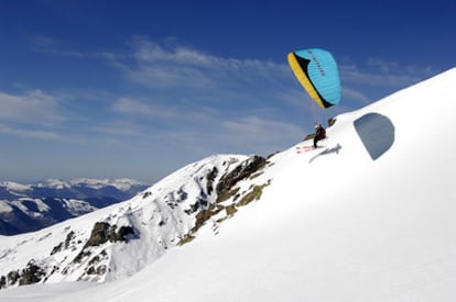 Sesión de <i>speed riding</i> (paraesquí) en la estación de Peyragudes, Pirineo francés