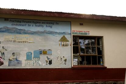 La escuela de educación primaria Zuvarabuda, en Nyanga (Zimbabue) se ha beneficiado de un programa financiado por la Unión Europea para la mejora de las instalaciones de agua y saneamiento, así como la promoción de prácticas de higiene y limpieza del entorno. En la imagen, la entrada al colegio recuerda que hay "cero tolerancia a la basura" y que cada uno es responsable de mantener limpio el centro educativo.