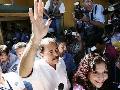 El candidato Daniel Ortega y su mujer, Rosario Murillo, salen de un colegio electoral de Managua tras votar.