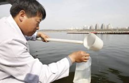 Un investigador toma una muestra de agua en Seúl, Corea del Sur, para realizar un control de radiactividad.