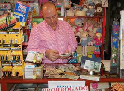 Fernando Losada, en su papelería del barrio de las Letras donde aún acepta pesetas.