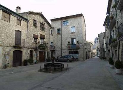 La plaza de Sant Llorenç de la Muga (Girona) en la que se encuentra, con ventanas azules, el hotel.