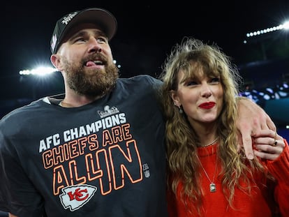 Travis Kelce en enero de 2024 junto a Taylor Swift.