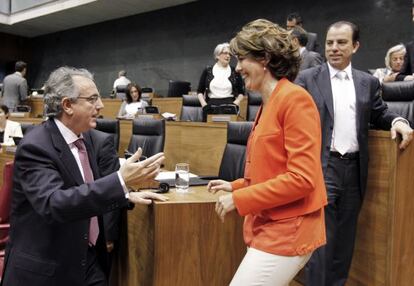 Miguel Sanz felicita a Yolanda Barcina en el pleno del Parlamento de Navarra