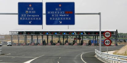 Área del pago de peaje en la autopista madrileña M-12.