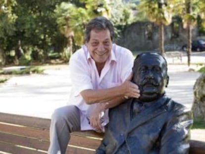 El actor Sancho Gracia posa con una estatua del fundador del Balneario de Mondariz, en Peinador, Vigo, en una imagen de 2009. 