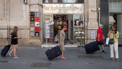 Un grupo de turistas por el casco histórico de Sevilla, este miércoles.