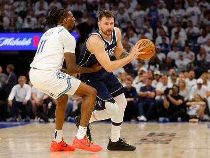 Luka Doncic protege el balón frente a Naz Reid en el primer juego de la final del Oeste.