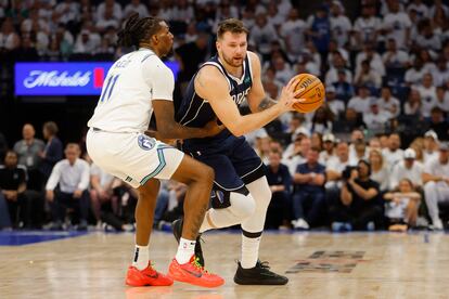 Luka Doncic protege el balón frente a Naz Reid en el primer juego de la final del Oeste.