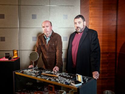 Jorge Guerricaechevarría y Daniel Calparsoro, creadores de 'Hasta el cielo. La serie', fotografiados en un hotel de Madrid el pasado 6 de marzo ante la reproducción de los restos de un golpe criminal.