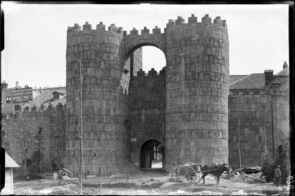 La construcció del Poble Espanyol de Barcelona per a l'Exposició de 1929.