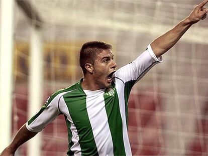 Joaquín canta un gol con el Betis.