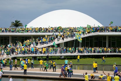 El asalto de Brasilia recuerda al perpetrado en el Capitolio de Estados Unidos hace dos años, con la diferencia de que el Congreso brasileño no está en sesión, retomará sus actividades en febrero.