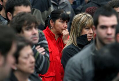 Compañeros de la fallecida en un momento de la concentración de ayer ante la empresa.