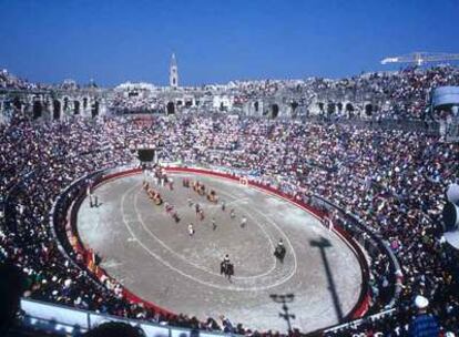 Paseíllo en la plaza de toros de Nîmes (Francia).