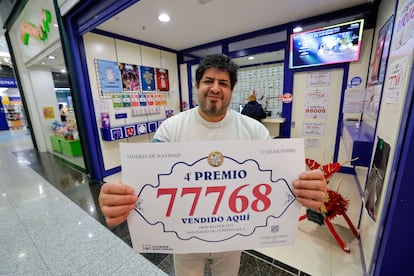 Manuel Blanco, propietario de la administración de Don Manolito de Santiago de Compostela, celebra tras haber vendido décimos del 77768, uno de los cuartos premios de la Lotería de Navidad.