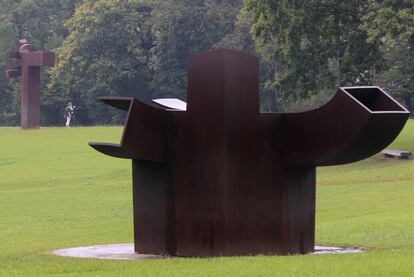 Esculturas de Eduardo Chillina en las campas de Zabalaga, que albergan el Museo Chillida-Leku, en Hernani (Gipuzkoa).