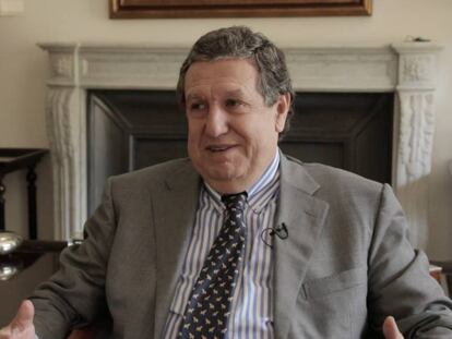 El expresidente Ramón Puerta, durante la entrevista en su casa de Buenos Aires.