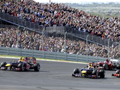 Vettel lidera el grupo al principio de la carrera.