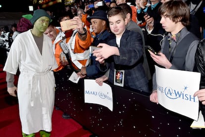 La alfombra roja estuvo repleta de guiños a la saga: Joseph Gordon-Levitt no se cortó en acudir vestido de Yoda.