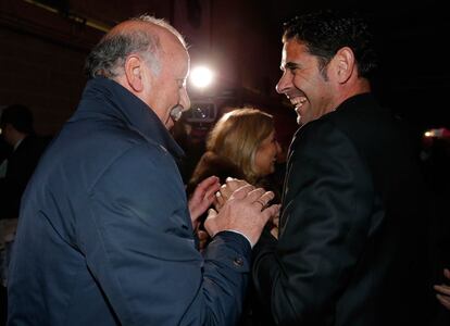 Vicente del Bosque y Fernando Hierro llegan al hotel que acoge la gala.