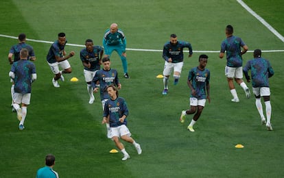 Rondo de calentamiento de los jugadores del Real Madrid en los minutos previos a la final frente al Liverpool. 