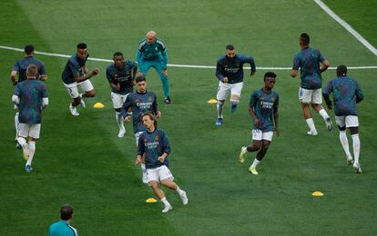Rondo de calentamiento de los jugadores del Real Madrid en los minutos previos a la final frente al Liverpool.
