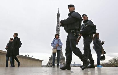 París amaneció este sábado asediado por un inédito despliegue de seguridad para prevenir nuevos ataques y para localizar a terroristas y colaboradores de la matanza registrada en la noche del viernes.