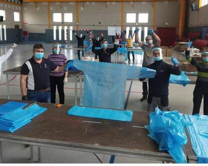 Vecinos de Gurb (Osona) confeccionan batas en el pabellón municipal de la localidad. Foto cedida por M. Parareda al Arxiu Fotogràfic de la Universitat de Vic dentro de la campaña #arxivemlacovid19 promovida por la AAC.