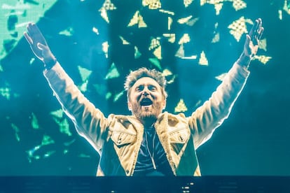 <p><strong>Quién, dónde y cuándo.</strong> David Guetta. 28 de julio de 2018. Santander <p><strong>Por qué se canceló.</strong> Una avería en el avión que debía trasladar al dj francés desde Moscú hasta Santander terminó provocando la suspensión de su actuación en el último momento. El propio David Guetta lo resumió en un vídeo en su cuenta oficial de Instagram: "Hola Santander, lo siento muchísimo, no puedo estar con vosotros esta noche debido a que tuve problemas con el avión. Estoy tratando de venir lo más pronto posible para hacer nuestra fiesta"<strong><strong>.<br />Momento de máxima tensión.</strong> </strong>Tras el anuncio de la cancelación por megafonía, este vídeo se emitió por las pantallas gigantes instaladas a ambos lados del escenario ubicado en la Campa de La Magdalena, generando indignación y desolación a partes iguales entre las 10.000 personas que ya estaban allí esperando a Guetta. Los pitidos y los gritos de "¡fuera, fuera!" se mantuvieron durante unos minutos acompañados del clásico lanzamiento de objetos al escenario. Una manera habitual de expresar la frustración en estos casos. Mientras buena parte del público se marchaba del lugar, <a href="https://www.youtube.com/watch?v=RZ5bJYNqxhw" target="_blank">el dj Wally López aparecía en escena para tratar de apaciguar el temporal</a>.<br />En la imagen, David Guetta durante una actuación en Milán en enero de 2018.</p>