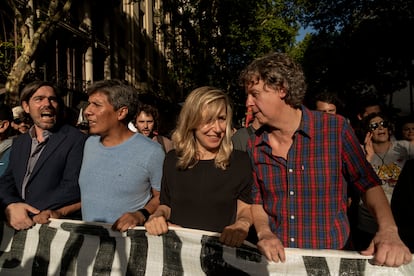 Nicolás del Caño (izquierda) Myriam Bregman (centro) del Frente de Izquierda y de Trabajadores marchan por la Avenida de Mayo.