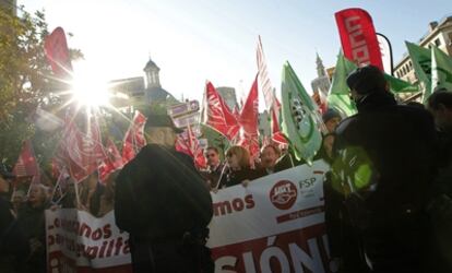 Protesta sindical por los recortes en las inmediaciones de las Cortes valencianas, antes del pleno que hoy que debate el decreto de recortes de la Generalitat