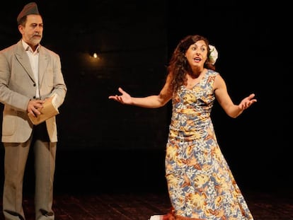 Santiago Molero y Cristina Medina, en un ensayo en los Teatros del Canal de '¡Ay, Carmela¡', que dirige Fernando Soto.