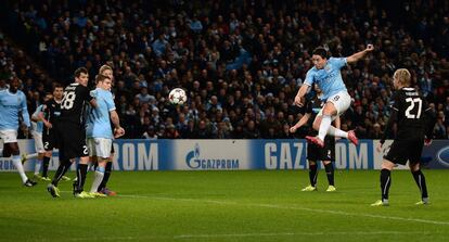 Nasri remata para anotar uno de los goles del Manchester City.
