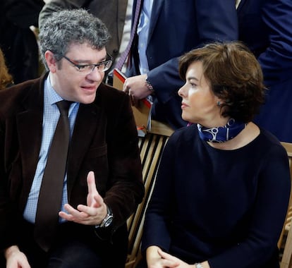 La vicepresidenta del Gobierno, Soraya S&aacute;enz de Santamar&iacute;a, junto al ministro de Energ&iacute;a, &Aacute;lvaro Nadal. Ambos son funcionarios.