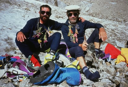 El escalador Pedro Nicol&aacute;s (izq.) y Carlos Soria descansan tras la ascensi&oacute;n a la cumbre del paquistan&iacute; Nanga Parbat (8.125 metros) en 1990.