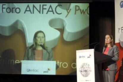 La ministra de Fomento, Ana Pastor, durante su intervención en el I foro Anfac y Pwc sobre el sector de la automoción, donde ha asegurado que "en menos de un mes" su departamento tendrá elaborado un mapa logístico de España, para conocer cuáles son las necesidades del país y que permita reducir en un 10 % los costes que soportan las empresas en esa materia.