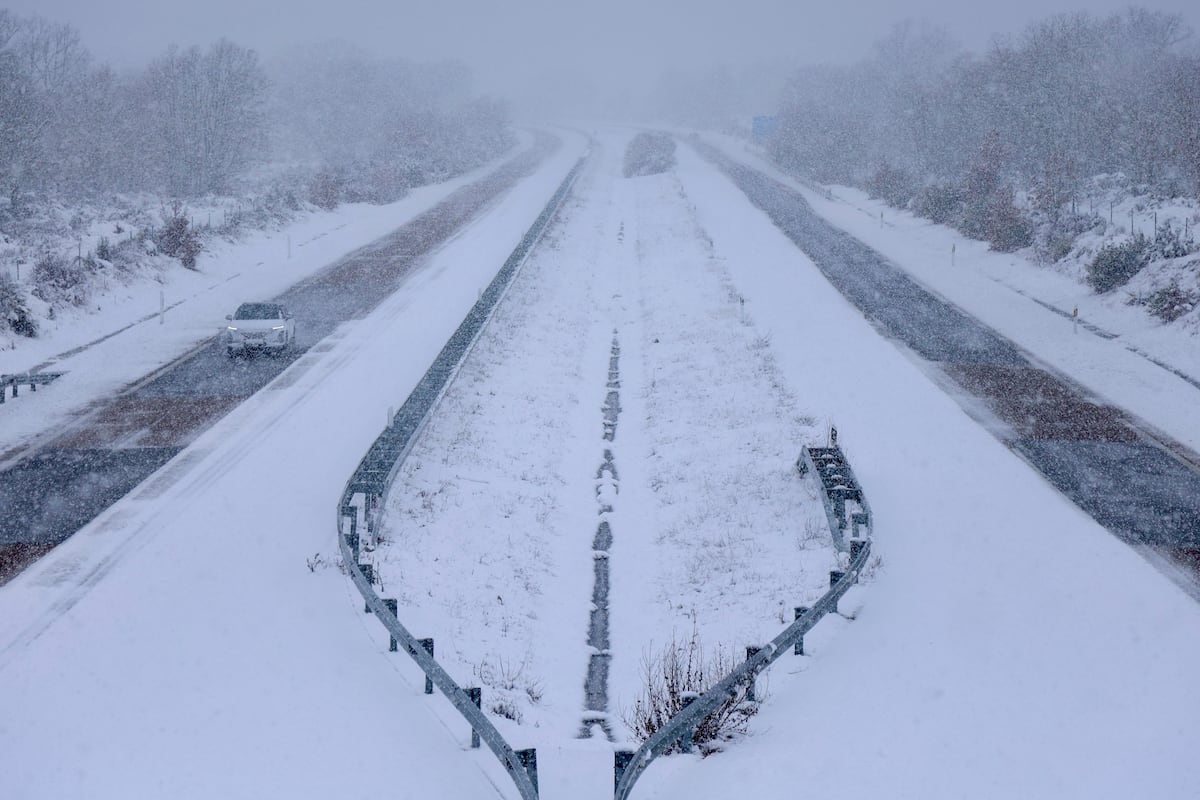 La borrasca ‘Ingrid’ causa nevadas en la mitad norte y afecta a decenas de carreteras | El tiempo hoy en España y en el mundo